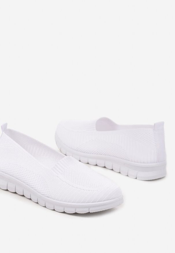 Born2be - Białe Tenisówki z Elastyczną Cholewką i Tłoczeniem Zenfitra. Okazja: na co dzień. Kolor: biały. Materiał: jeans. Szerokość cholewki: normalna. Styl: klasyczny, casual