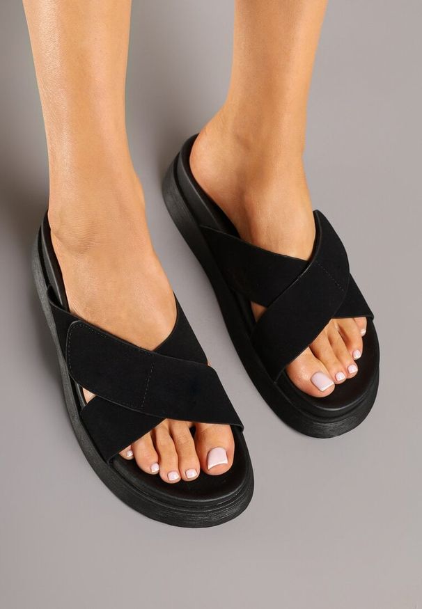 Born2be - Czarne Klapki w Sportowym Stylu z Zapięciem na Rzep Mevallia. Okazja: na plażę, na spacer, na co dzień. Kolor: czarny. Materiał: dresówka. Obcas: na płaskiej podeszwie. Styl: sportowy