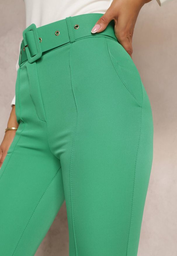 Renee - Zielone Dopasowane Spodnie Garniturowe High Waist z Paskiem w Talii Ozdobionym Klamrą Binah. Stan: podwyższony. Kolor: zielony. Długość: długie. Wzór: aplikacja