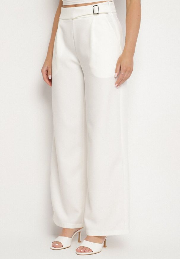 Born2be - Biały Garnitur Dwurzędowa Marynarka z Usztywnionymi Ramionami i Spodnie Sonavitia. Kolor: biały