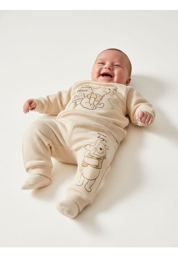 Sinsay - Spodnie z polarem w środku Winnie the Pooh - beżowy. Kolor: beżowy. Materiał: polar