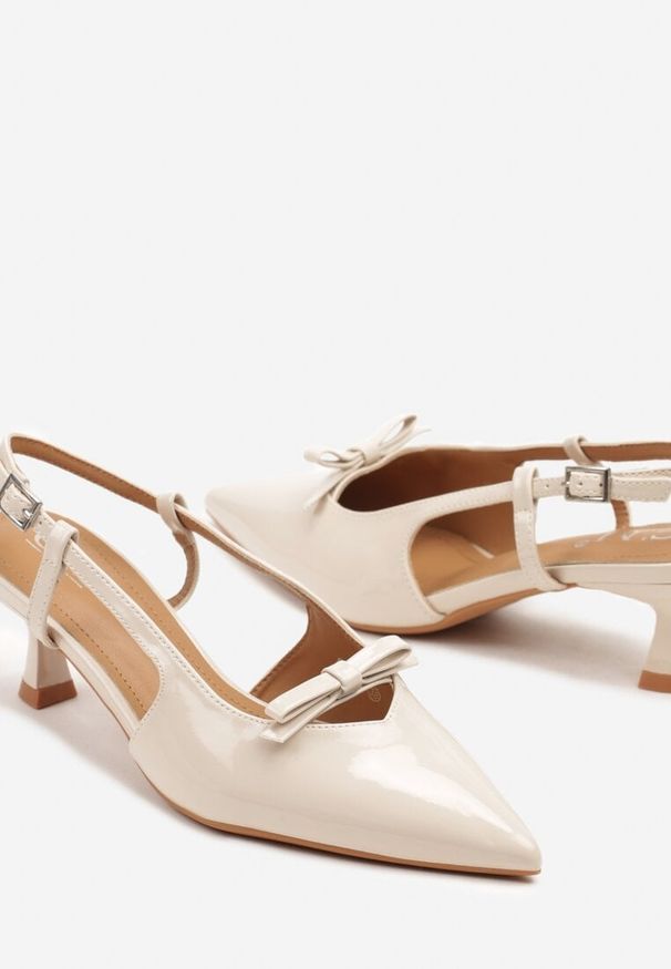 Renee - Beżowe Sandały Lakierowane na Kaczuszce Typu Slingback z Kokardą Nonarilin. Okazja: na co dzień. Zapięcie: sprzączka. Kolor: beżowy. Materiał: lakier. Sezon: lato. Obcas: na szpilce. Styl: elegancki, wizytowy, casual. Wysokość obcasa: średni