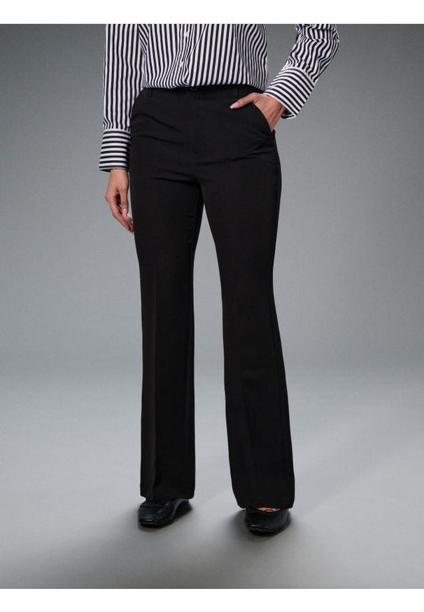 Sinsay - Spodnie straight fit - czarny. Kolor: czarny