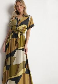 Born2be - Zielona Sukienka Rozkloszowana z Wiskozy w Geometryczny Wzór z Paskiem Ranislla. Okazja: na co dzień. Typ kołnierza: dekolt w serek. Kolor: zielony. Materiał: wiskoza. Długość rękawa: krótki rękaw. Wzór: geometria. Styl: casual, elegancki #3