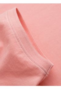 Ombre Clothing - Polo koszulka z bawełnianej dzianiny pique – różowa V5 - Rozmiar: M. Okazja: na co dzień. Typ kołnierza: polo. Kolor: różowy. Materiał: bawełna, dzianina. Długość rękawa: krótki rękaw. Długość: krótkie. Wzór: haft. Styl: casual, elegancki #9