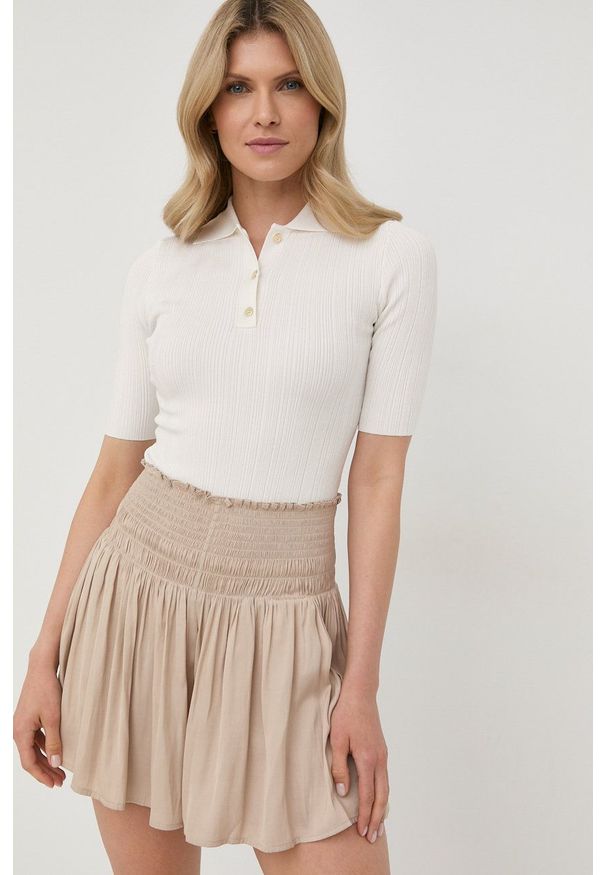Marciano Guess body damskie kolor biały z kołnierzykiem. Kolor: biały. Materiał: dzianina. Długość rękawa: krótki rękaw. Długość: krótkie. Wzór: gładki
