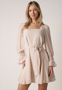 Born2be - Beżowa Sukienka Vices z Siateczkowymi Rękawami i Wiązanym Paskiem Resnala. Okazja: na co dzień. Typ kołnierza: dekolt kwadratowy. Kolor: beżowy. Materiał: materiał. Typ sukienki: rozkloszowane. Styl: casual, elegancki #1