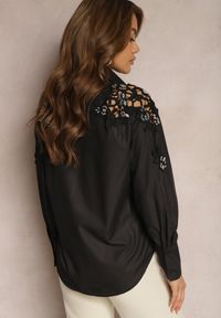 Renee - Czarna Koszula z Cyrkoniami i Kryształkami na Ażurowych Wstawkach na Rękawach Killua. Okazja: na co dzień. Kolor: czarny. Materiał: jeans. Wzór: ażurowy. Styl: glamour, elegancki, casual