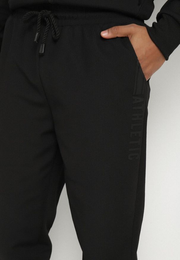 Born2be - Czarne Spodnie Dresowe Typu Jogger z Kieszeniami Zdobione Nadrukami Mepessa. Okazja: na co dzień. Kolor: czarny. Materiał: dresówka. Wzór: aplikacja, nadruk. Styl: casual
