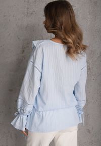 Renee - Niebieska Eteryczna Bluzka z Bawełny Zdobiona Falbankami i Ściągaczem w Pasie Cezarelle. Okazja: na randkę. Typ kołnierza: kołnierz z falbankami. Kolor: niebieski. Materiał: bawełna. Wzór: aplikacja #3