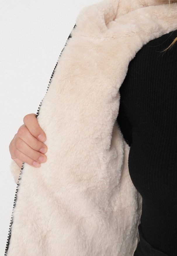 Born2be - Czarno-Beżowa Pikowana Kurtka z Kapturem i Futrzaną Wyściółką Navea. Okazja: na co dzień, na spotkanie biznesowe, do pracy. Typ kołnierza: kaptur. Kolekcja: plus size. Kolor: czarny. Materiał: futro. Wzór: ze splotem. Styl: casual, biznesowy