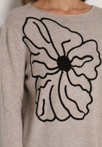 Born2be - Beżowy Sweter Ozdobiony Haftowanymi Kwiatami Halatusea. Okazja: na co dzień. Kolor: beżowy. Materiał: jeans. Wzór: kwiaty, aplikacja, haft. Styl: klasyczny, casual #4