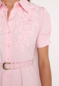 Born2be - Różowa Sukienka z Koronką i Ozdobnym Paskiem oraz Kołnierzykiem Gavridia. Okazja: na co dzień, do pracy. Kolor: różowy. Materiał: koronka. Długość rękawa: krótki rękaw. Wzór: koronka. Typ sukienki: proste. Styl: casual, elegancki, klasyczny, wizytowy #4