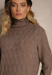 Renee - Brązowa Pudełkowa Sukienka Sweterkowa z Golfem Bawełną i Wełną Elanavia. Typ kołnierza: golf. Kolor: brązowy. Materiał: bawełna, wełna. Sezon: zima