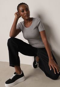 Born2be - Szary Prążkowany T-shirt Ozdobiony po Bokach Marszczeniem Nedisa. Okazja: na co dzień. Kolor: szary. Materiał: prążkowany. Wzór: aplikacja. Styl: casual #8