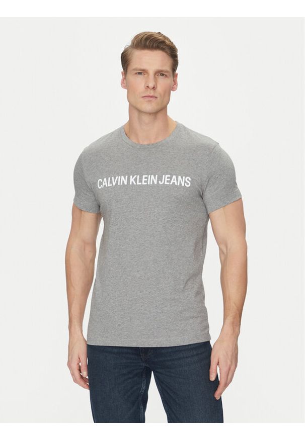 Calvin Klein Jeans T-Shirt Core Institutional Logo J30J307855 Szary Regular Fit. Kolor: szary. Materiał: bawełna