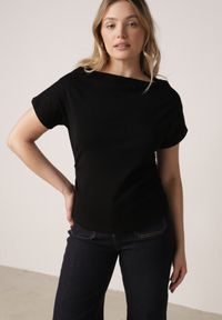 Born2be - Czarny Bawełniany T-shirt z Marszczeniem w Talii i Dekoltem w Łódkę Savorith. Okazja: na co dzień, na spotkanie biznesowe, do pracy. Kolor: czarny. Materiał: bawełna. Styl: casual, biznesowy, elegancki #1