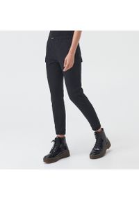 Sinsay - Jeansowe joggery cargo - Czarny. Kolor: czarny. Materiał: jeans #1