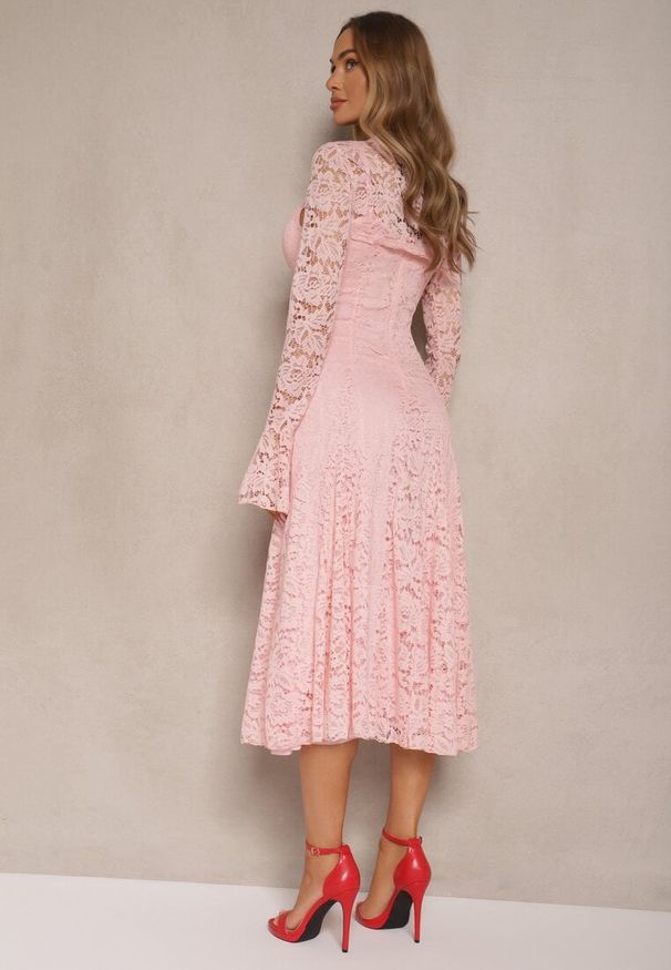 Renee - Ciemnoróżowa Rozkloszowana Sukienka z Koronki z Dodatkowym Bolerkiem Gonavora. Typ kołnierza: dekolt w serek. Kolor: różowy. Materiał: koronka. Długość rękawa: na ramiączkach. Wzór: koronka. Typ sukienki: rozkloszowane. Styl: klasyczny