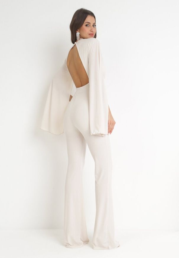 Born2be - Beżowy Długi Kombinezon z Szerokimi Rękawami i Odkrytymi Plecami Dasima. Okazja: na imprezę. Kolor: beżowy. Długość: długie. Styl: elegancki, klasyczny