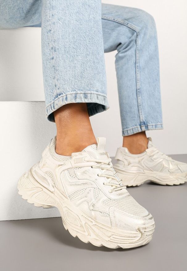 Renee - Beżowe Sneakersy w Streetwearowym Stylu na Podeszwie z Tłoczeniami Neodeoriel. Okazja: na co dzień. Kolor: beżowy. Obcas: na platformie