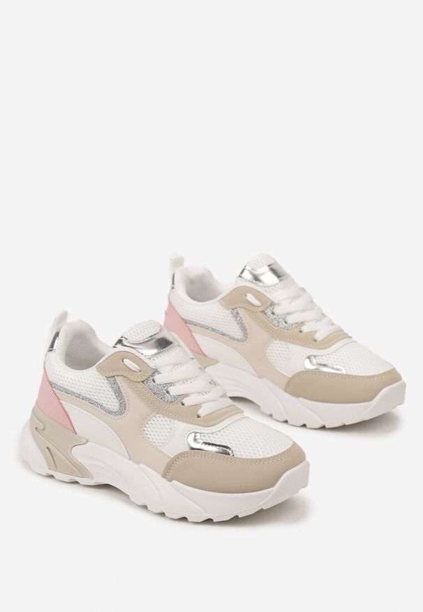 Born2be - Beżowo-Białe Sneakersy z Modnymi Naszywkami z Brokatowym i Metalicznym Akcentem Gleriona. Kolor: beżowy. Wzór: aplikacja
