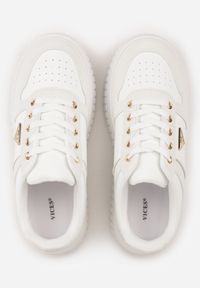 Born2be - Białe Sneakersy VICES na Grubej Podeszwie z Tłoczeniami Zdobione Aplikacją Cezara. Okazja: na co dzień, do pracy. Kolor: biały. Materiał: jeans. Wzór: aplikacja #7
