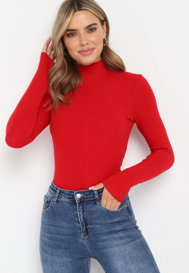 Born2be - Czerwony Sweter Golf o Dopasowanym Kroju Ryler. Okazja: na co dzień. Typ kołnierza: golf. Kolor: czerwony. Długość: długie. Wzór: aplikacja. Materiał: jeans, materiał. Długość rękawa: długi rękaw. Sezon: zima. Styl: klasyczny, casual