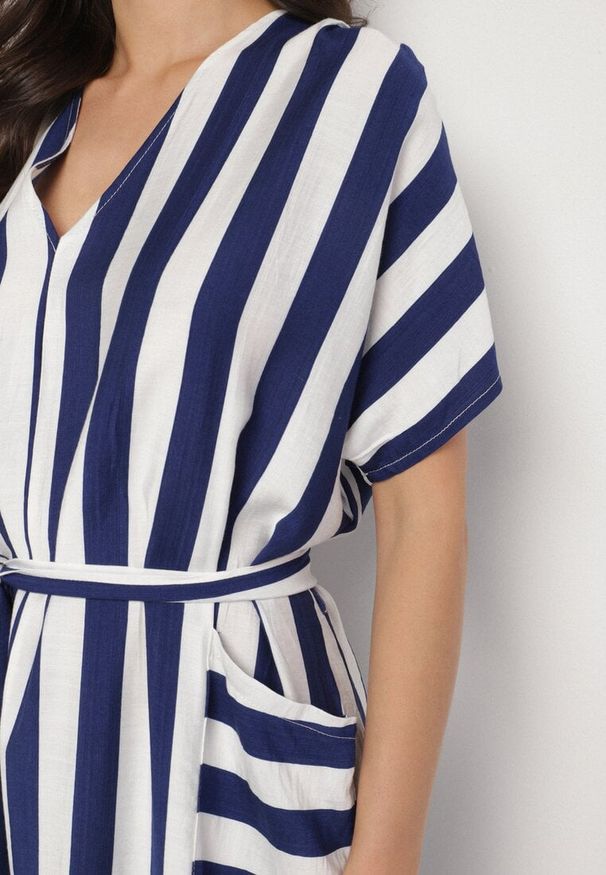 Born2be - Niebieska Sukienka z Wiskozą i Paskiem w Paski Nerire. Okazja: na co dzień. Kolor: niebieski. Materiał: wiskoza. Wzór: paski. Styl: elegancki, klasyczny, casual