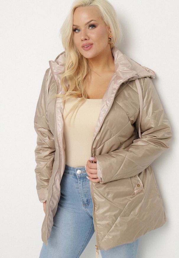 Born2be - Beżowa Kurtka z Odpinanym Kapturem i Ozdobnym Pikowaniem Xalseli. Okazja: na co dzień, na spacer. Kolekcja: plus size. Kolor: beżowy. Materiał: jeans. Styl: klasyczny, casual, elegancki