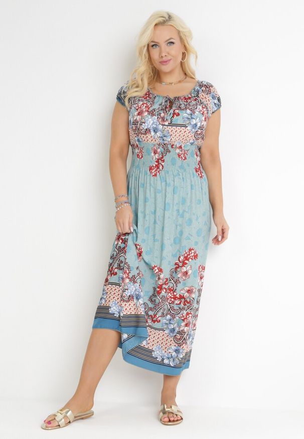 Born2be - Jasnoniebieska Sukienka Maxi Hiszpanka z Gumkami w Talii z Bawełny Doreyana. Typ kołnierza: dekolt hiszpanka. Kolor: niebieski. Materiał: bawełna. Sezon: lato, wiosna. Długość: maxi