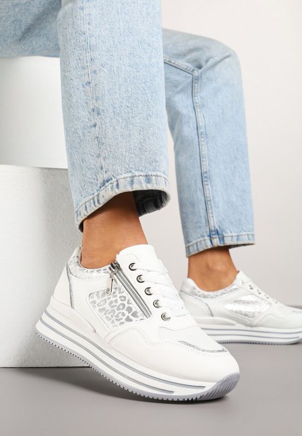 Renee - Białe Sneakersy na Platformie Ozdobione Suwakiem i Paskami Korirae. Okazja: na co dzień. Zapięcie: pasek. Kolor: biały. Materiał: jeans. Wzór: aplikacja. Obcas: na platformie