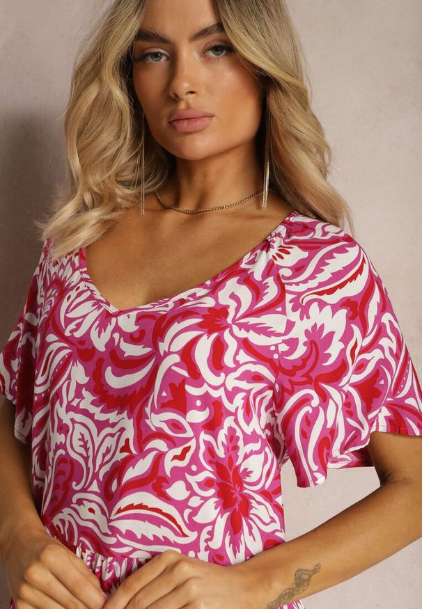 Renee - Różowa Sukienka z Wiskozy Zdobiona Falbankami z Krótkim Rękawem Danibella. Okazja: na co dzień. Typ kołnierza: kołnierz z falbankami. Kolekcja: plus size. Kolor: różowy. Wzór: aplikacja. Typ sukienki: dla puszystych. Materiał: wiskoza. Długość rękawa: krótki rękaw. Sezon: lato, wiosna. Styl: casual