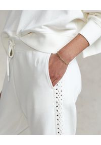 Ralph Lauren - RALPH LAUREN - Białe spodnie dresowe ze zdobieniem. Kolor: biały. Materiał: dresówka. Wzór: aplikacja #5