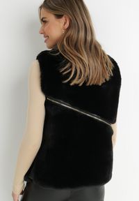 Born2be - Czarna Kamizelka Futrzana Antedes. Kolor: czarny. Materiał: futro. Długość rękawa: długi rękaw. Długość: długie. Wzór: aplikacja #4