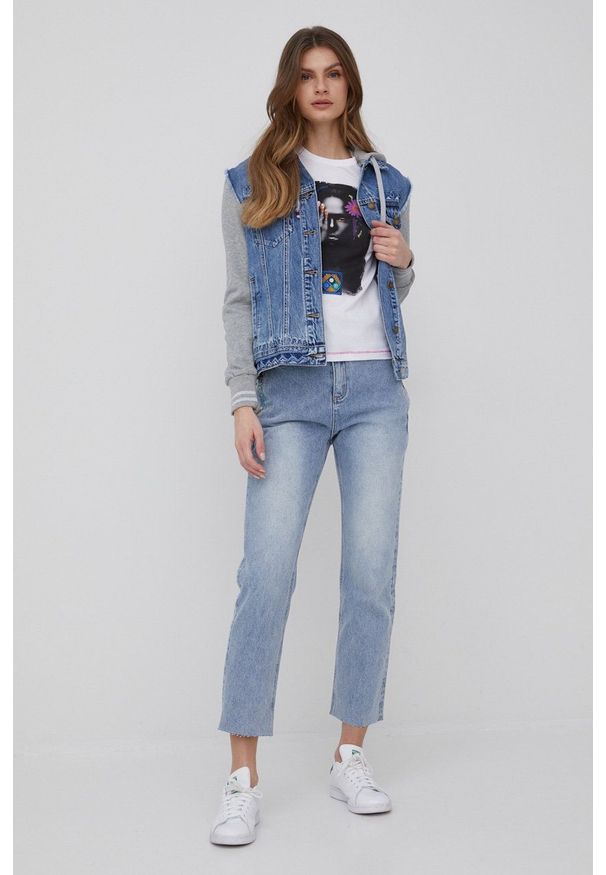 Desigual kurtka jeansowa damska przejściowa. Okazja: na co dzień. Typ kołnierza: kaptur. Kolor: niebieski. Materiał: jeans. Styl: casual