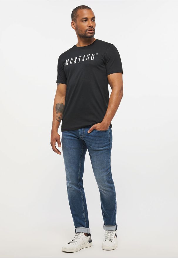 Mustang - MUSTANG Style Alex C LOGO Tee MĘSKI T-SHIRT KOSZULKA NADRUK Black 1013221 4142. Okazja: na imprezę, na randkę, na co dzień. Materiał: jeans, skóra, bawełna. Wzór: nadruk. Sezon: lato. Styl: klasyczny, sportowy, casual, elegancki