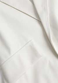 Born2be - Biała Marynarka o Pudełkowym Fasonie z Ekoskóry z Poduszkami w Ramionach Sunins. Okazja: na co dzień, na spotkanie biznesowe. Kolor: biały. Materiał: wiskoza, jeans. Wzór: aplikacja. Sezon: wiosna, jesień. Styl: casual, biznesowy, elegancki, klasyczny #5