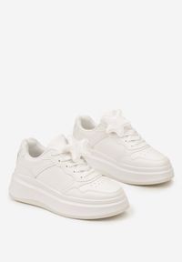 Born2be - Białe Sneakersy na Platformie z Odpinaną Gwiazdką na Sznurówkach Olrua. Kolor: biały. Wzór: aplikacja. Obcas: na platformie #4