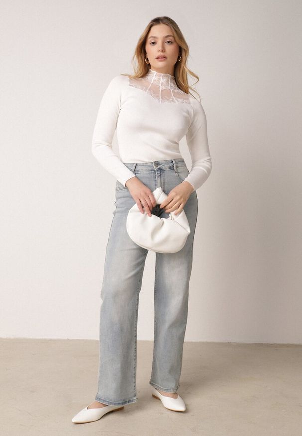 Born2be - Biały Dopasowany Sweter z Półgolfem z Wiskozą Zdobiony Koronkową Siateczką Genna. Okazja: na co dzień. Kolor: biały. Materiał: wiskoza, koronka. Wzór: aplikacja. Styl: casual, elegancki