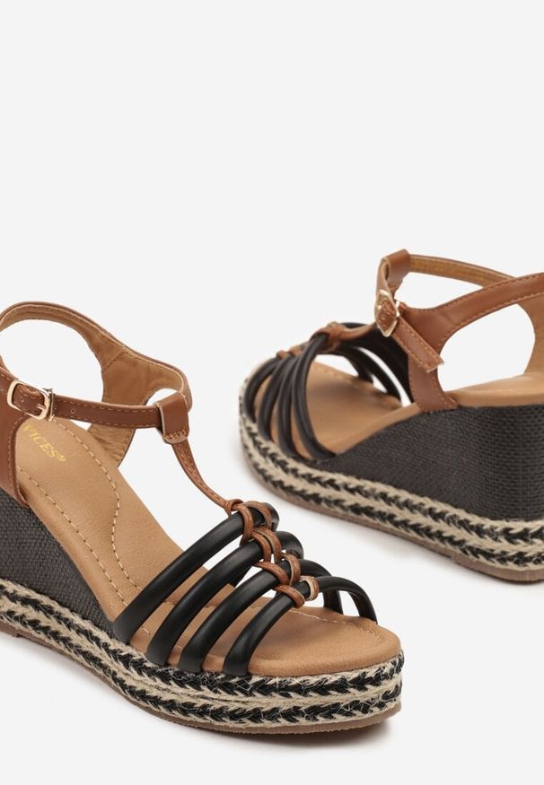 Born2be - Czarne Sandały na Koturnie Vices Ozdobione Plecionką Eranilitia. Okazja: na co dzień. Zapięcie: sprzączka. Kolor: czarny. Wzór: aplikacja. Sezon: lato. Obcas: na koturnie. Styl: casual, elegancki