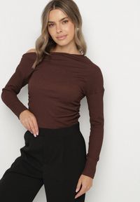 Born2be - Brązowa Marszczona Bluzka z Asymetrycznym Dekoltem i Odkrytym Ramieniem Esemella. Okazja: na spotkanie biznesowe, do pracy. Kolor: brązowy. Materiał: jeans. Styl: klasyczny, biznesowy