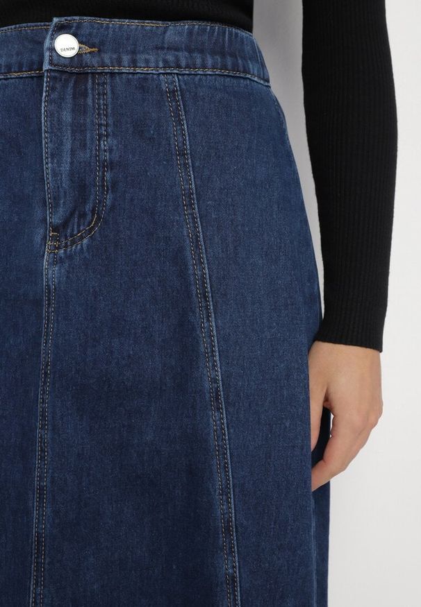 Born2be - Granatowa Rozkloszowana Jeansowa Spódnica z Bawełną Biavira. Kolor: niebieski. Materiał: jeans, bawełna