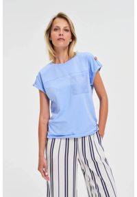 MOODO - T-shirt z kieszonką błękitny. Kolor: niebieski. Materiał: bawełna, elastan