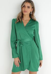 Born2be - Zielona Satynowa Sukienka Kopertowa Missa. Kolor: zielony. Materiał: satyna. Typ sukienki: kopertowe. Długość: mini #6
