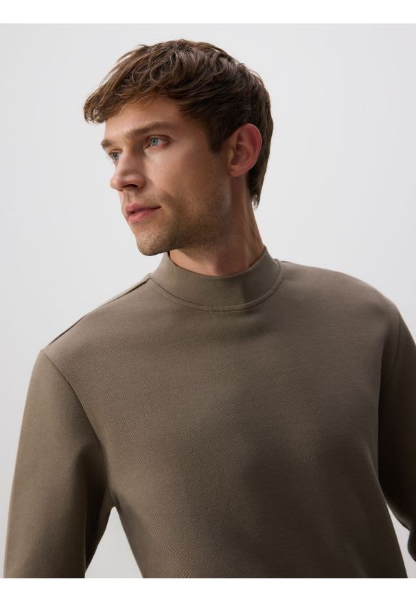 Reserved - Bluza ze stójką - beżowy. Typ kołnierza: kołnierzyk stójkowy. Kolor: beżowy. Materiał: bawełna, dzianina