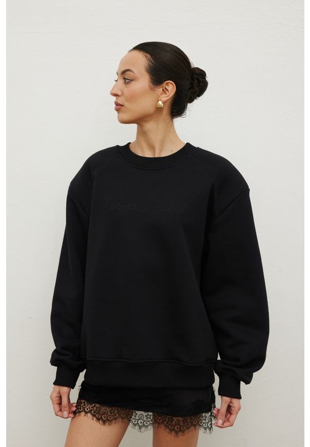 Marsala - Klasyczna bluza z HAFTEM w kolorze TOTALLY BLACK - NOEL. Materiał: poliester, bawełna, dresówka, dzianina. Wzór: haft. Styl: klasyczny