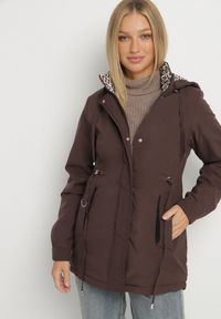 Born2be - Brązowa Kurtka Parka z Kapturem z Ozdobną Wyściółką Tiolara. Okazja: na co dzień, na spacer. Typ kołnierza: kaptur. Kolor: brązowy. Materiał: jeans. Styl: casual, sportowy #3