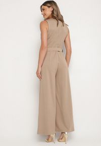 Born2be - Ciemnobeżowy Taliowany Kombinezon z Wiskozą Ozdobiony Paskiem Ralinelle. Okazja: na imprezę. Kolor: beżowy. Materiał: wiskoza. Wzór: aplikacja. Styl: klasyczny, elegancki #2
