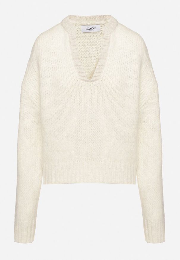 Born2be - Jasnobeżowy Krótki Sweter z Wełną i Głębokim Dekoltem w Serek Savalithia. Typ kołnierza: dekolt w serek. Kolor: beżowy. Materiał: wełna. Długość: krótkie. Sezon: zima